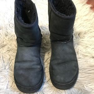 Black classic uggs